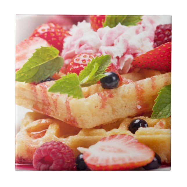 Azulejo De Cerâmica Bolo do Waffle com fruta de baga fresca (Frente)