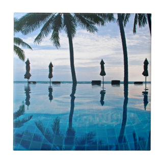 Azulejo De Cerâmica Borda da piscina do perto do oceano