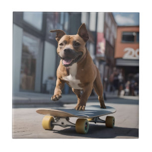 Azulejo De Cerâmica Caça de skate: Um Staffy em Movimento