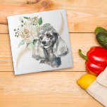 Azulejo De Cerâmica Cachorro de Buquê de Rosa Branco<br><div class="desc">Por trás do belo retrato aquoso de um cão Poodle neste azulejo decorativo está um bonito buquê branco de rosa. A imagem do buquê e do cão tem uma espiral sobreposta de faux glitter confetti. Perfeito para quem perdeu o coração para um Poodle!</div>
