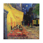 Azulejo De Cerâmica Café Terrace à noite por Vincent van Gogh<br><div class="desc">Café Terrace, no Place du Forum, de Vincent van Gogh, é uma pintura de paisagens arquitetônicas de apos impressionismo de arte. Uma vista exterior de um restaurante com mesas, cadeiras, garçons e jantar em pessoas. Uma bela noite com estrelas no céu em Arles, França. Sobre o artista: Vincent Willem van...</div>