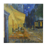Azulejo De Cerâmica Café Terrace por Vincent Van Gogh<br><div class="desc">Essa pintura de uma vista colorida ao ar livre é uma obra pitoresca, a visão de um espectador relaxado que desfruta do charme de seu entorno sem nenhuma preocupação. Recorda o humor de Van Gogh quando escreveu que "a noite está mais viva e mais rica do que o dia." O...</div>
