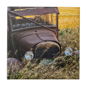 Azulejo De Cerâmica Carro velho abandonado em grama alta