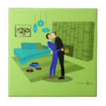 Azulejo De Cerâmica Casal retrô apaixonado<br><div class="desc">Este Casal Retro Gay no Love   Tiledesign é a combinação perfeita entre paixão e kitsch. No estilo da década de 1960, design de arte minimalista apresenta um gay atraente beijando-se no meio de uma cápsula de tempo incrivelmente decorada. A lareira de tijolos verdes limões estabelece o clima para os...</div>