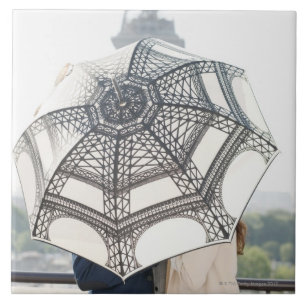Azulejo De Cerâmica Casal sob um guarda-chuva com a torre Eiffel