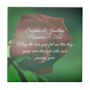 Azulejo De Cerâmica Casamento Personalizado da Flor Vermelha Rosebud