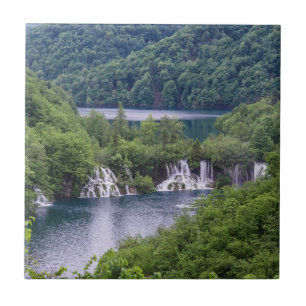 Azulejo De Cerâmica Cascata em cascata com floresta verde na Croácia