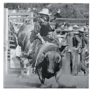 Azulejo De Cerâmica Cavaleiro que pendura sobre ao touro bucking