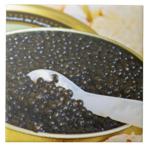 Azulejo De Cerâmica Caviar preto e uma colher de madrepérola para