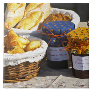 Azulejo De Cerâmica Cesta com croissants e pães de chocolate.