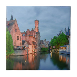 Azulejo De Cerâmica Cidade antiga e torre de Belfry à noite em Bruges