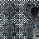 Azulejo De Cerâmica Cinza azul caleidoscópica Padrão Abstrato preto<br><div class="desc">Este azulejo de cerâmica decorativa é uma bela peça de arte que irá adicionar um toque de elegância a qualquer sala. O azulejo apresenta um padrão repetitivo de formas geométricas em tons azuis e cinzas, dispostos de forma simétrica para criar um efeito caleidoscópio mesmerizante. O fundo preto faz as formas...</div>