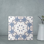 Azulejo De Cerâmica Cinza Azul Creme Branco Padrão Geométrico<br><div class="desc">Design de azulejo decorativo,  bonito e original,  com um padrão sem soldadura em cinzas,  azul,  creme e tons brancos.</div>
