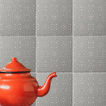Azulejo De Cerâmica Cinza E Damasco De Ornamentado Elegante Clássico B<br><div class="desc">Design decorativo do ornamentado clássico com ornamentos brancos em um fundo cinza.</div>