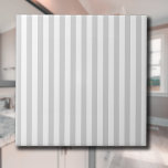 Azulejo De Cerâmica Cinzas claras e tiras brancas<br><div class="desc">O padrão de faixas de Cinzas claras e brancas é um padrão do passado, caracterizado por Cinzas de luz paralelas e faixas brancas de várias larguras que se repetem ao longo do padrão. Esse padrão se refere ao estilo clássico e é caracterizado por sutileza e elegância. As cores claras e...</div>