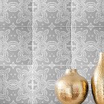 Azulejo De Cerâmica Cinzas Leves E Cor damasco Elegante Ornamentado Br<br><div class="desc">Design decorativo elegante e único com cor damasco branca sobre fundo de cinza leve.</div>