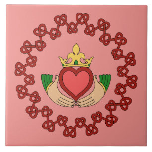Azulejo De Cerâmica Claddagh e Knotwork vermelho no rosa