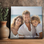 Azulejo De Cerâmica Cobertura Simples de 1 Cheio Fotográfico - Sobrepo<br><div class="desc">Use uma foto e faça um azulejo de fotos único e moderno. Esse design mínimo moderno inclui uma foto de cobertura de cheio com uma sobreposição de texto para adicionar qualquer nome e texto. Se precisar mover alguma coisa,  clique no botão personalizar para fazer alterações.</div>