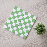 Azulejo de cerâmica com verificação branca e verde<br><div class="desc">Este azulejo cerâmico moderno apresenta um padrão de tabuleiro de xadrez em verde-sábio e branco. As cores são facilmente personalizadas clicando no botão Editar design.</div>
