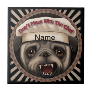 Azulejo De Cerâmica Confusão do Pug com cozinheiro chefe