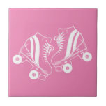 Azulejo De Cerâmica Cor-de-Skate Minimalista Cor-de-rosa<br><div class="desc">Desenho de Skates brancos minimalistas. Duas ilustrações de skate de rolo quads em branco. Patinação estética simples,  skates de rolo,  ilustração moderna. Design de ilustração de skates de roletes brancos e cor-de-rosa,  presente para uma patinadora de roletas.</div>