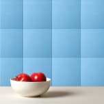 Azulejo De Cerâmica Cor sólida azul-claro do céu<br><div class="desc">Cor sólida do céu azul-design.</div>