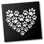 Azulejo De Cerâmica Coração de Impressão da Pata Branca Preta<br><div class="desc">Use para um presente bonito, ou arranje uma tonelada para decorar o consultório de um veterinário ou uma área de lavagem de cães da sua casa. Você pode alterar a cor de fundo. Este design de impressão de pata giro é excelente para amantes de animais de estimação em todos os...</div>