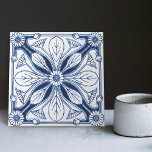 Azulejo De Cerâmica Cozinha Daisy Repro Backsplash Blue Delft Holandes<br><div class="desc">Este azulejo cerâmico da tradição do Delft Blue holandês é um exemplo espantoso de arte e artesanato. O azulejo apresenta um tema simétrico da margarida floral, com uma flor central cercada por folhas menores. O azulejo é esmaltado no esquema tradicional de cor azul e branca do Delft. Perfeito para adicionar...</div>