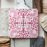 Azulejo De Cerâmica Cozinha Vermelha de Sheashell Coral Cozinha Backsp<br><div class="desc">Um padrão vermelho e branco cativante adorado com conchas,  capturando a essência do estilo tradicional português e influências da arte asteca,  com o toque moderno. Este design funde a simetria minimalista e o encanto ousado e geométrico desenhado à mão.</div>