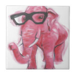 Azulejo De Cerâmica Dapper | Elefante Rosa Em Óculos<br><div class="desc">Este impressão apresenta um elefante rosa nos óculos de leitura | Por Jennifer Rutledge</div>