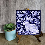 Azulejo De Cerâmica Delft Blue Bunny Rabbit Bird Dedham Elegante Russo<br><div class="desc">Meu coelho azul e branco original, coelho e design de pássaros, foi pintado com esmaltes cerâmicos e forno disparado sobre um azulejo. Um coelho e aves estão rodeados por flores estilizadas, folhas e vinhas inspiradas em velhas designs de cerâmica asiática, Delft e Dedham. Apelação a coelhos e amantes de os...</div>