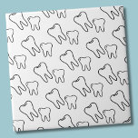Azulejo De Cerâmica Dente<br><div class="desc">Um simples dente preto e branco ou design de dentes perfeito para um dentista, ortodontista e muito mais! Quer queiras usar este azulejo como uma pequena porta copos ou trivit para uma bebida ou prato... tu cresces com uma recepção ou o escritório inteiro, depende de ti! Faça uma parede de...</div>