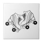 Azulejo De Cerâmica Desenho De Skates Mínimos Pretos E Brancos<br><div class="desc">Desenho De Skates Mínimos Pretos E Brancos. Ilustração de skate rolo de dois quads em preto e branco. Patinação estética simples,  skates de rolo preto e branco,  ilustração moderna.</div>