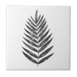 Azulejo De Cerâmica Desenho Mínimo de Fern Preto e Branco<br><div class="desc">Esta ilustração botânica minimalista moderna apresenta uma simples palma de folha de frondes desenhada a preto e branco.</div>