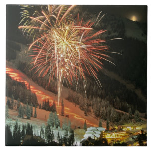 Azulejo De Cerâmica Desfile com archotes e fogos de artifício durante