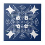 Azulejo De Cerâmica Design de Peixes Submarinos com Fundo Azul<br><div class="desc">Uma reunião das mentes dos peixes,  esta design mostra uma cena submarina cheia de conchas de fundo azul. Um presente de excelente para um ictiólogo ou para qualquer um que ama ver peixe tendo uma natação!</div>