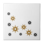 Azulejo De Cerâmica Design de Starburst Dourado e Preto Branco Moderno<br><div class="desc">Médio moderno do século com inspiração de design com ouro retrô antigo e estrelas pretas em um design orgânico sobre fundo leve. Design simples e limpo moderno.</div>