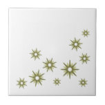 Azulejo De Cerâmica Design de Starburst Verde do Século médio<br><div class="desc">Médio moderno do século com inspiração design com rajadas retroradas verdes antigas em um design orgânico em fundo branco. Design simples e limpo moderno.</div>