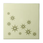 Azulejo de cerâmica Design de Starburst Verde Retr<br><div class="desc">Médio moderno do século com inspiração de design com rajadas retroradas verdes antigas em um design orgânico em um fundo verde mais claro. Design simples e limpo moderno.</div>