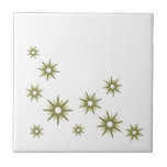 Azulejo de cerâmica Design de Starburst Verde Retr<br><div class="desc">Médio moderno do século com inspiração design com rajadas retroradas verdes antigas em um design orgânico em fundo branco. Design simples e limpo moderno.</div>