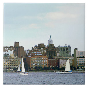 Azulejo De Cerâmica Dois Barcos de Navegação Contra Manhattan Skylin