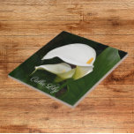 Azulejo De Cerâmica Dois Lírios Calla Brancos Floral<br><div class="desc">Para amantes de flores e plantas! Azulejo cerâmico que apresenta uma foto de dois lírios Calla brancos,  deslumbrantes e sua folhagem verde. Um design floral adorável! Selecione o tamanho do seu azulejo. Faz uma bonito trivet de cozinha!</div>