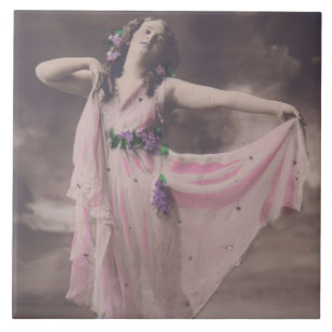 Azulejo De Cerâmica Elegância Vintage em Vestido Floral Rosa