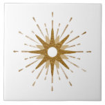 Azulejo De Cerâmica Elegante Dourado Starburst | Grande<br><div class="desc">azulejo decorativo inspirado moderno século médio, com rajada de ouro retrorada vintage, servindo de ponto focal, complementado por elementos modernos de design de estouro. Design simples e limpo de starburst em uma paleta de cores dourada e branca. Um design de uma coleção coordenadora. Projetado como um modelo, você pode criar...</div>