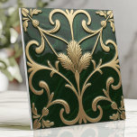 Azulejo De Cerâmica Emerald e Arte Dourada Nouveau Floral<br><div class="desc">Traga elegância e sofisticação para o seu espaço com este profundo esmeraldo e design dourado inspirado pelo Art Nouveau. Apresentando padrões florais e vinícolas orgânicos fluidos, sotaques metálicos intricados e curvas botânicas estilizadas, esta peça exude o charme de safra. Os elementos emboscados levemente erguidos e os detalhes de rotação criam...</div>