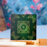 Azulejo De Cerâmica Emerald Green E Damasco Amarelo - Ornamentos Celul<br><div class="desc">Design de azulejo decorativo elegante com ornamentos Celtas damascos amarelos sobre um fundo verde esmeralda.</div>
