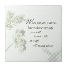 Azulejo De Cerâmica Enfermeira toca vida com flores selvagens