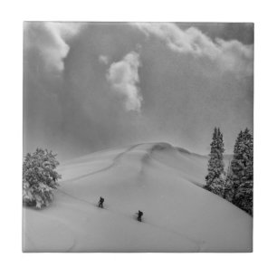 Azulejo De Cerâmica Esquiadores de backcountry em neve fresca