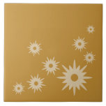 Azulejo De Cerâmica Estrelas Douradas do Ochre Moderno do Século médio<br><div class="desc">Médio moderno do século com inspiração de design com rajadas retrógradas vintage em um fundo de ouro ocre. Design simples e limpo moderno.</div>