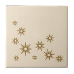 Azulejo De Cerâmica Estrelas Douradas do século médio<br><div class="desc">Médio moderno do século com inspiração de design com estrelas de ouro retrógradas vintage em um design orgânico de fundo bege. Design simples e limpo moderno.</div>